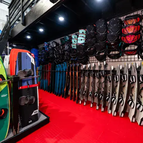 Rayon de kiteboards et d'accessoires dans la boutique