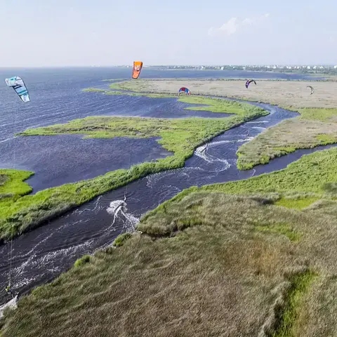 Kitesurfeurs sur la Pamlico Sound, vue aérienne