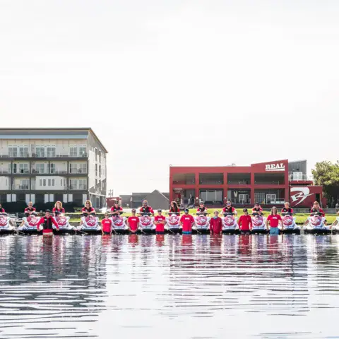 Ponton et jet-skis devant les bâtiments de REAL