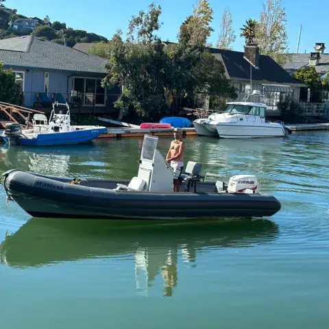 Bateau pneumatique de soutien amarré à un ponton