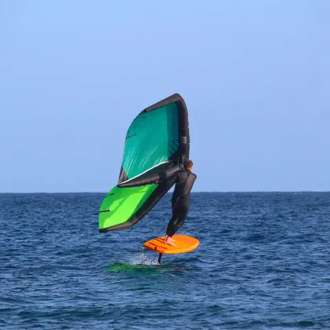 Pratiquant de wing foil sur l'eau