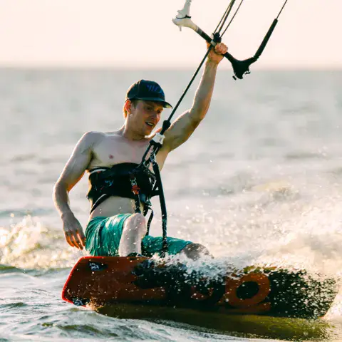 Rider de kiteboard avec son aile