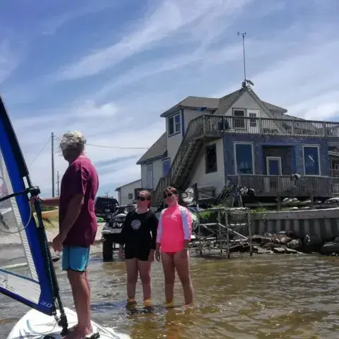 Cours de windsurf en eau peu profonde