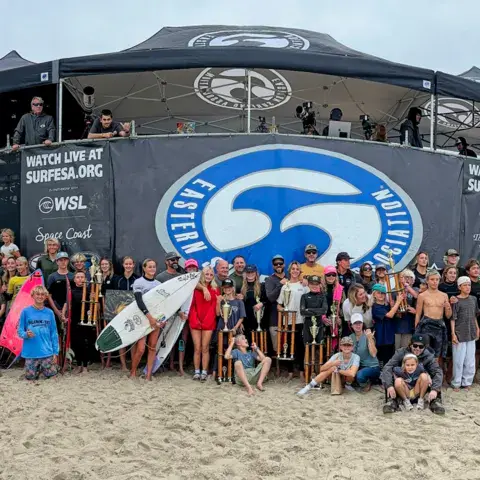 Participants rassemblés devant la tribune des juges lors d'un championnat