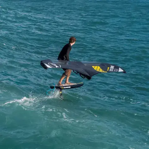 Rider de wing foil vu du dessus