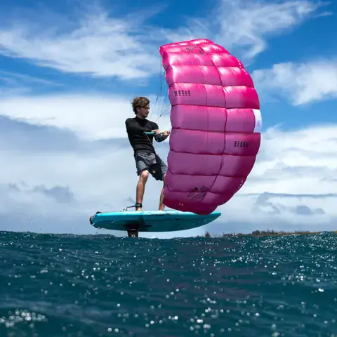 Rider en wing foil sur l'eau