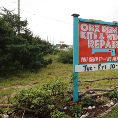 Enseigne de l'atelier au bord de la route