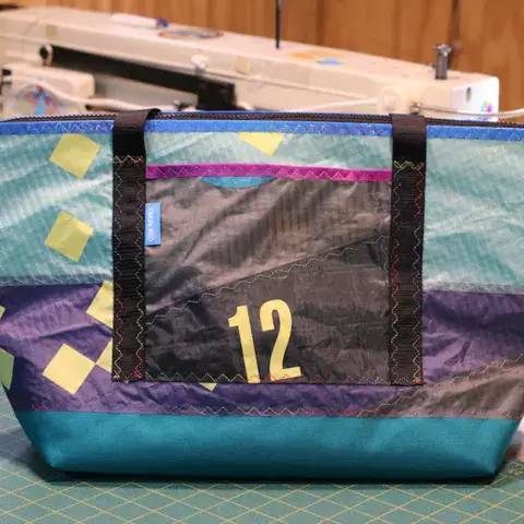 Sac fabriqué à partir de toile de kite recyclée
