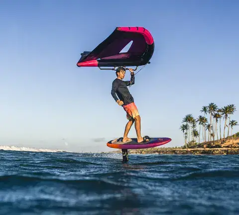Rider en wing foil près du rivage
