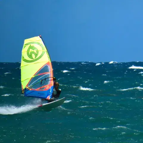Windsurf dans le vent