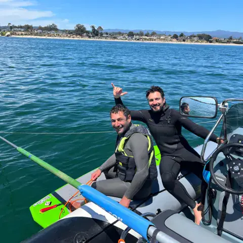 Deux instructeurs à bord du bateau de cours