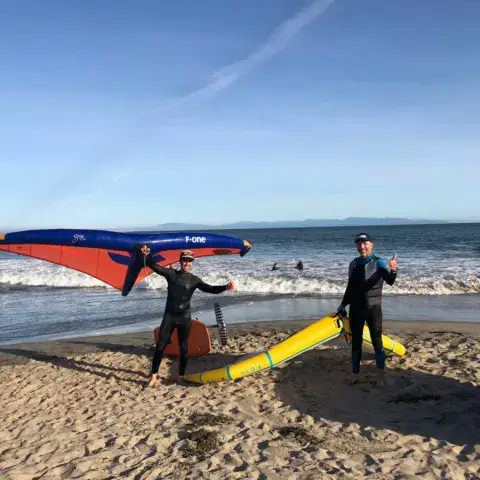 Séance de wing foil sur la plage avec une aile