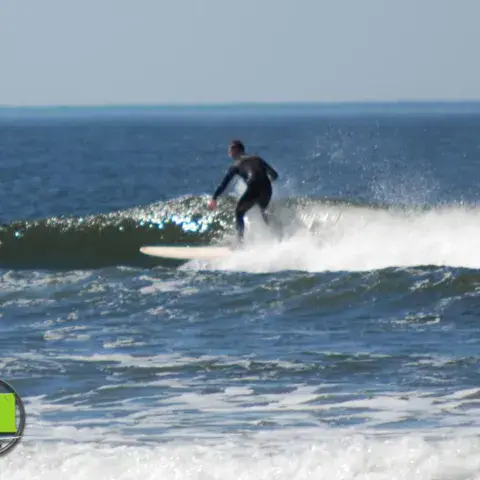Surfeur sur une vague