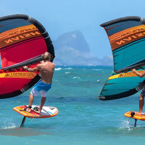Deux riders en wing foil au large de Maui
