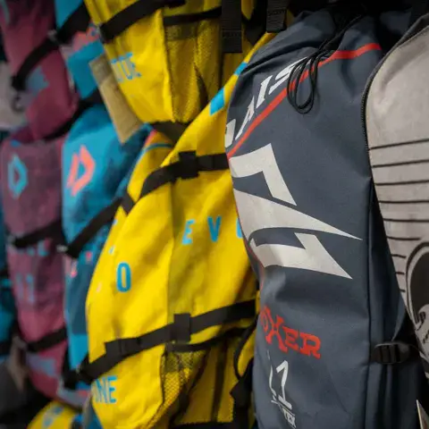 Sacs de kites en rayon dans le magasin