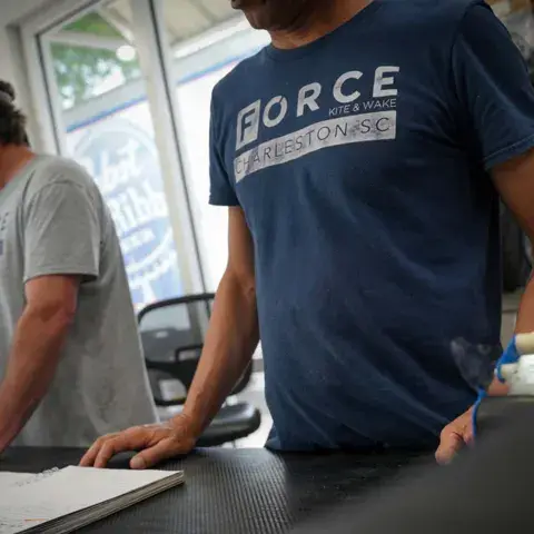 Deux membres de l'équipe au comptoir du magasin