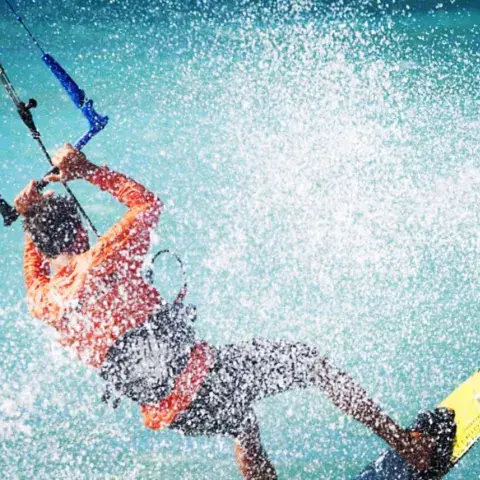 Kitesurfeur dans les éclaboussures