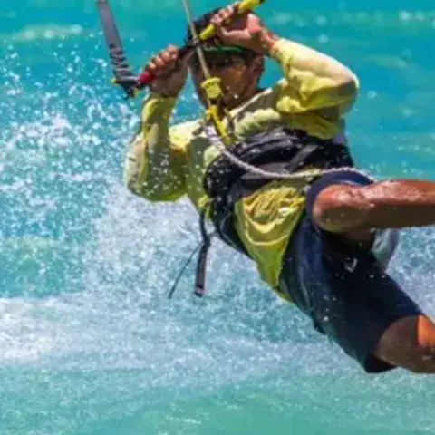 Kitesurfeur en action