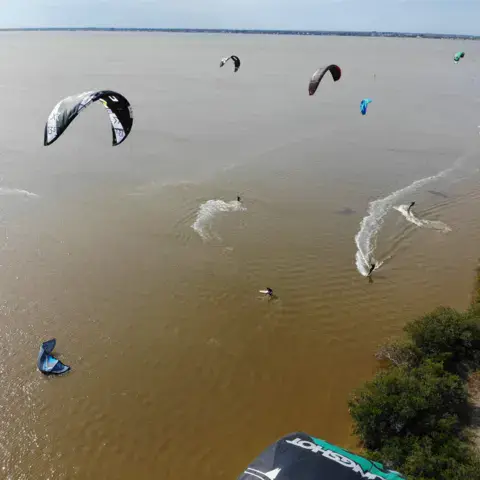 Session de kitesurf sur l'eau peu profonde, vue aérienne