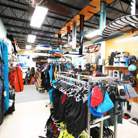 Intérieur du pro shop : harnais, combinaisons et accessoires