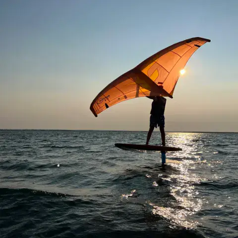 Rider en wing foil sur l'eau