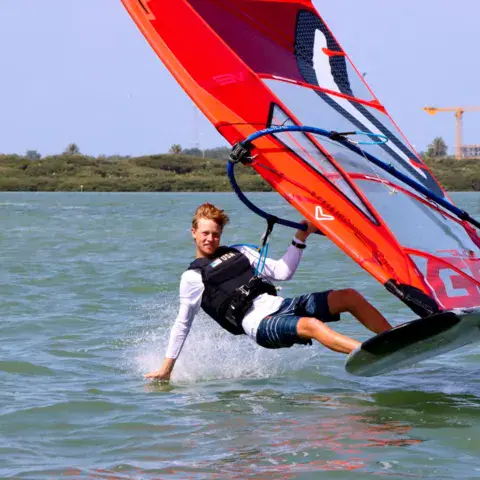 Windsurfeur sur foil dans la baie