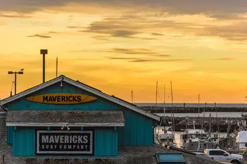 Le magasin au coucher du soleil, face au port