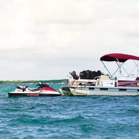 Bateau et jet-ski d'assistance au milieu des élèves