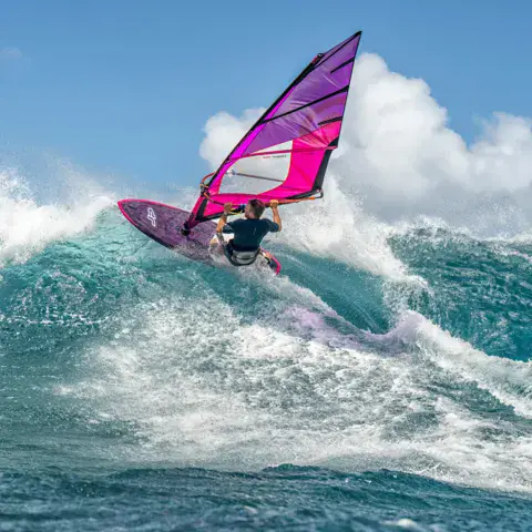 Windsurfeur dans une vague