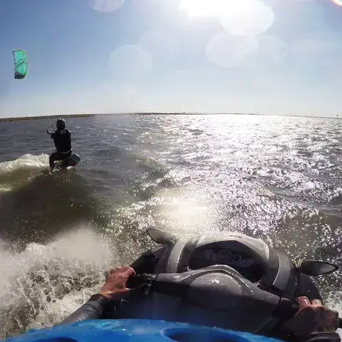 Rider de kite suivi depuis un jet-ski
