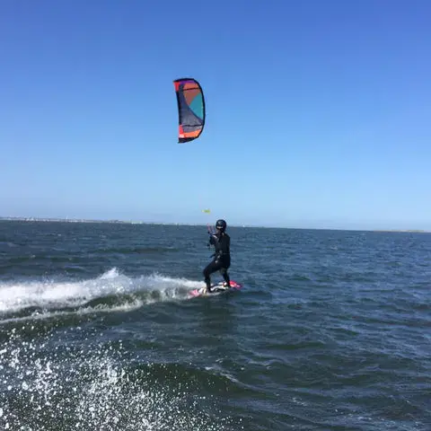 Rider de kitesurf sur la Great South Bay