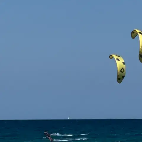 Deux ailes de kite jaunes au-dessus de la mer