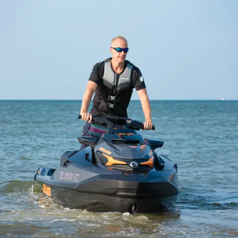 Moniteur sur son jet-ski de suivi