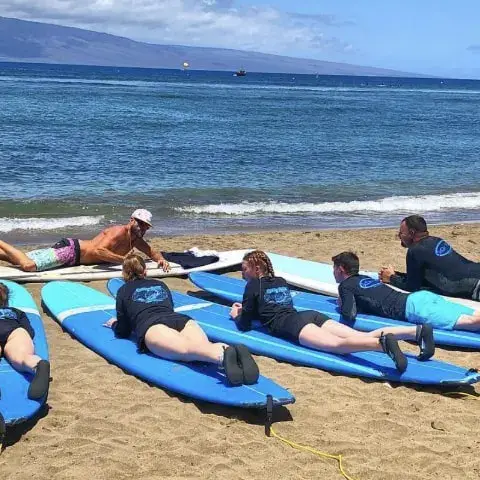 Exercices de rame allongés sur la planche, sur le sable