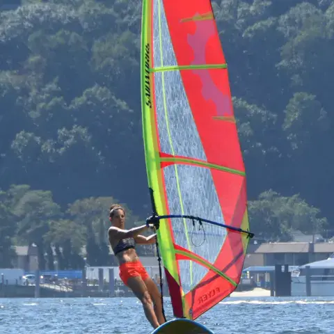 Windsurfeuse sur une planche à foil