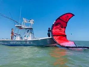 Bateau Kite Hatteras avec une aile de kite rouge