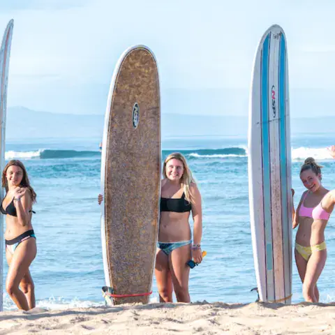 Participantes du stage avec leurs planches sur la plage