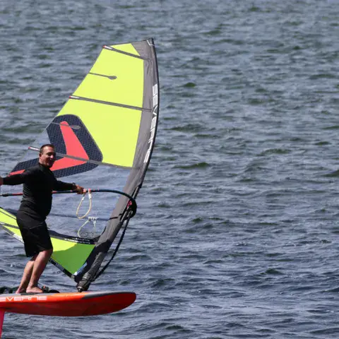 Windsurfeur sur une planche à foil
