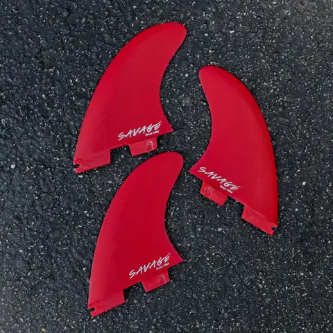 Jeu de trois ailerons rouges de la marque