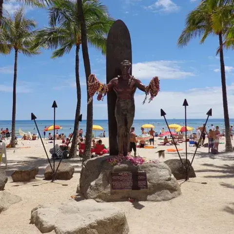 La statue de Duke Kahanamoku sur la plage de Waikiki
