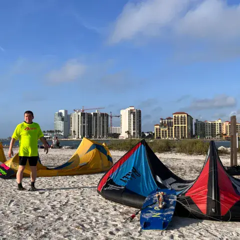 Moniteur et kites déployés sur la plage