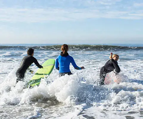 Cours de surf en petit groupe dans l'écume
