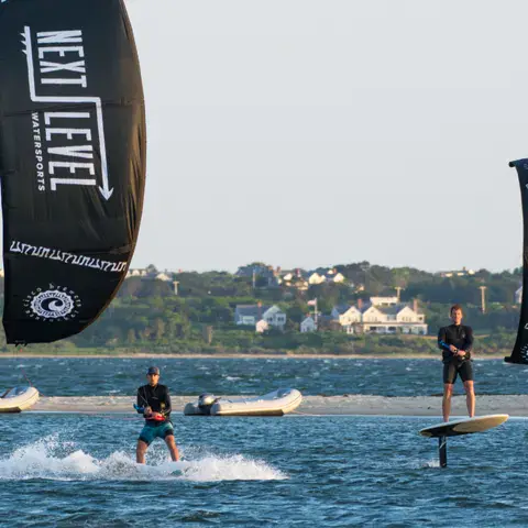 Deux riders sur foil tractés par des kites Next Level