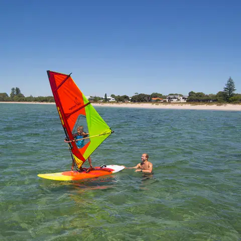 Cours de windsurf avec un moniteur dans l'eau