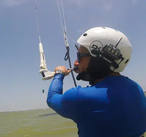 Élève avec casque radio pendant un cours de kite