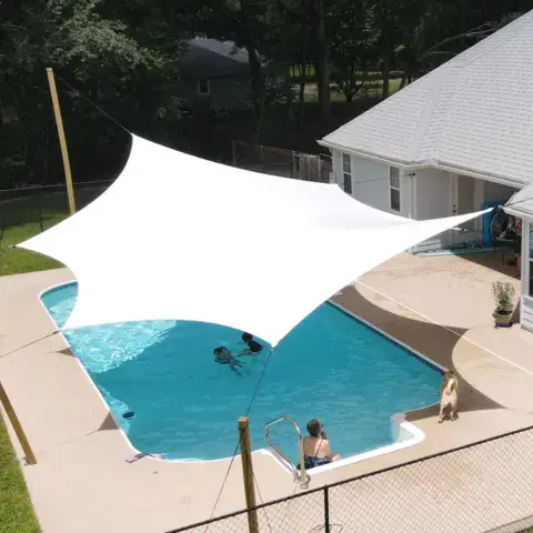Voile d'ombrage sur mesure installée au-dessus d'une piscine
