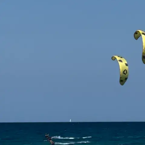 Deux ailes de kitesurf au-dessus de l'eau