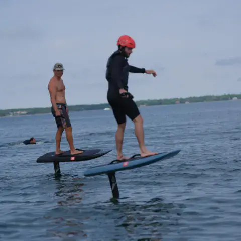 Deux personnes sur des planches de foil