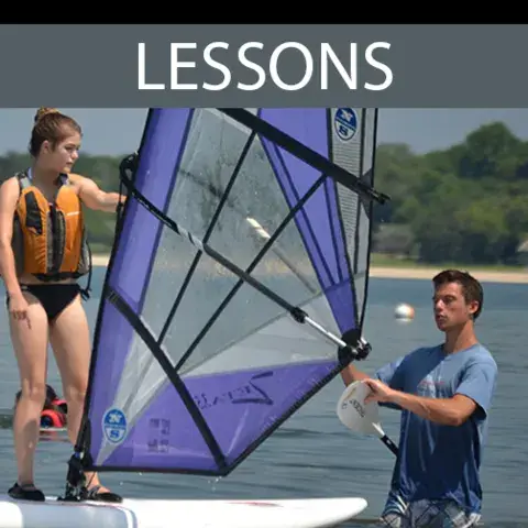 Cours de windsurf sur l'eau