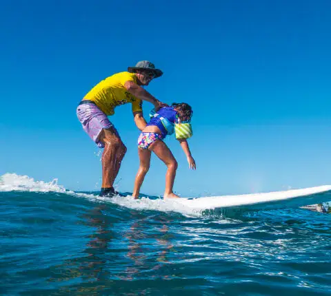 Cours de surf avec un moniteur